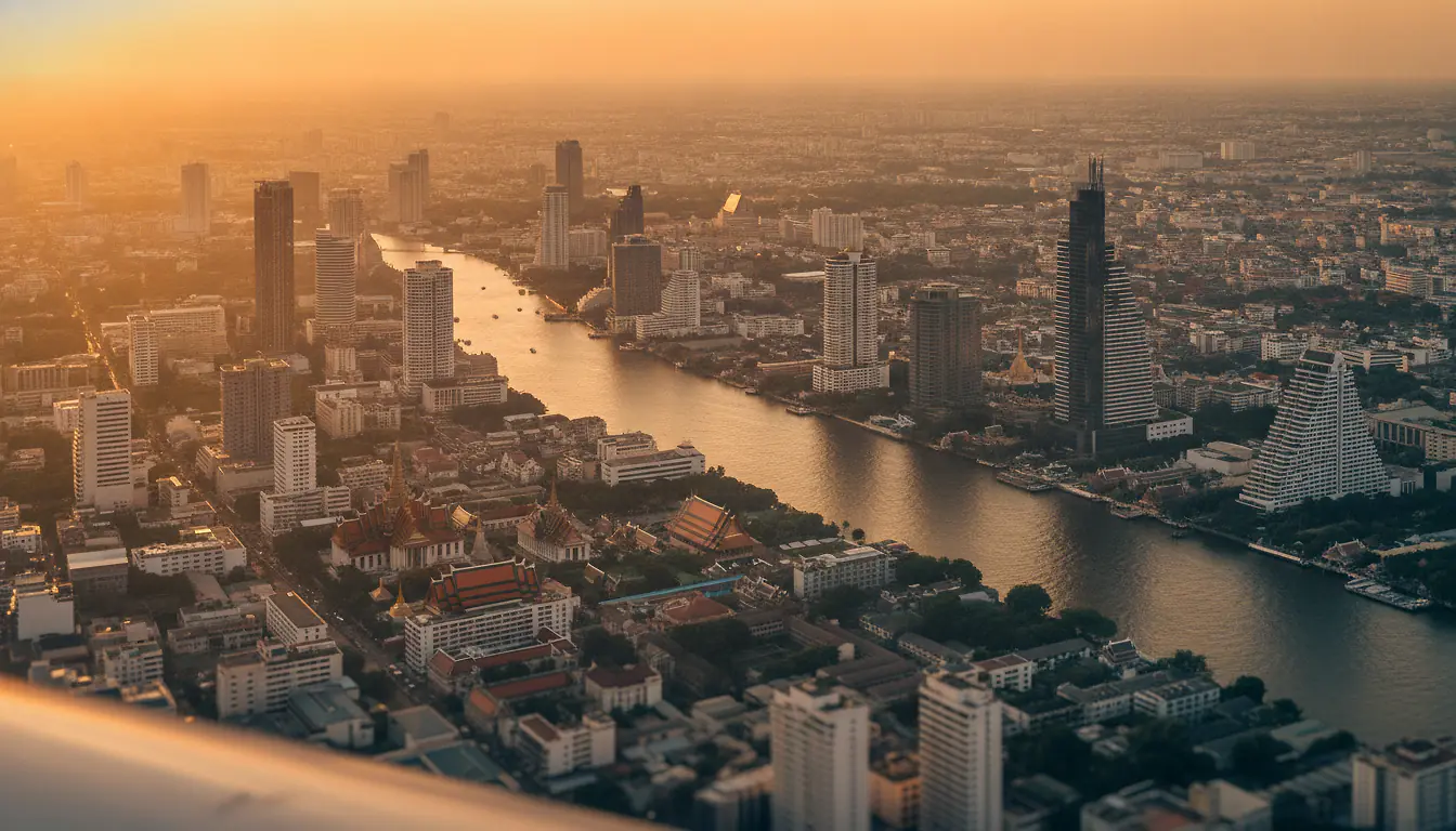 Vue aérienne de Bangkok au coucher du soleil, la rivière Chao Phraya entre gratte-ciels et toits de temples